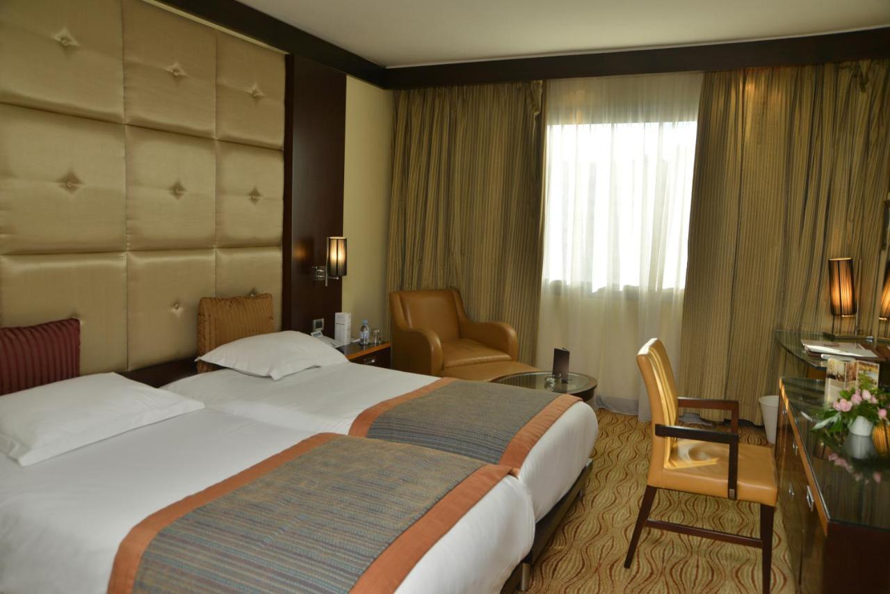 Hotel Farah Casablanca Eksteriør billede A room at the hotel