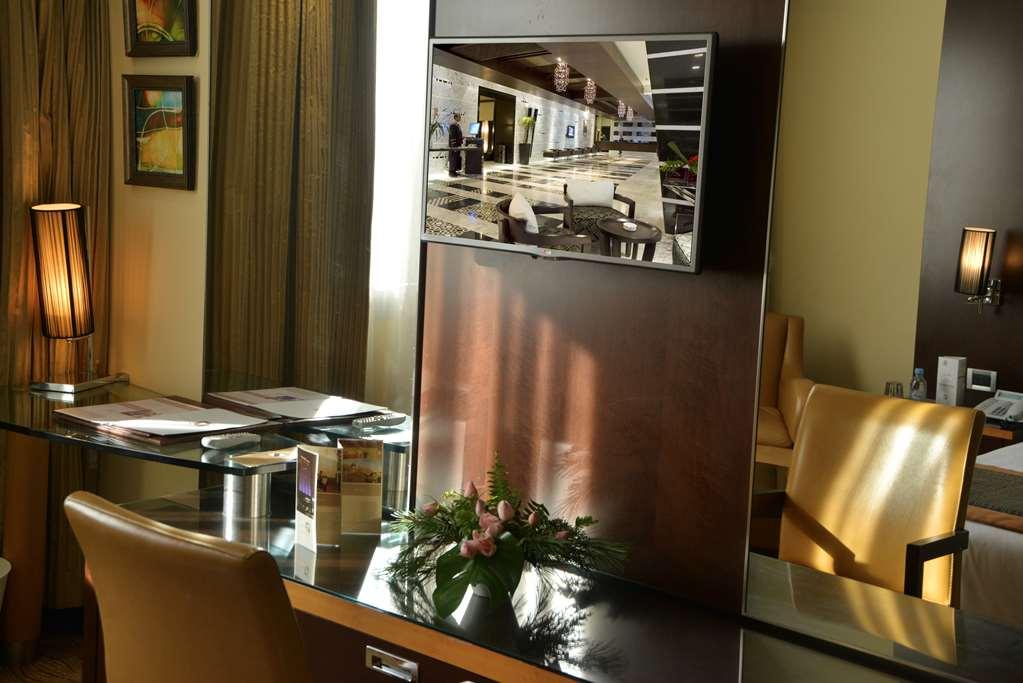 Hotel Farah Casablanca Værelse billede A view of the kitchen from the dining room
